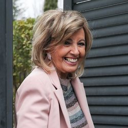 María Teresa Campos, muy sonriente a las puertas de su casa