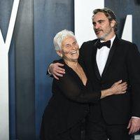 Joaquin Phoenix con su madre en la fiesta de Vanity Fair tras los Oscar 2020