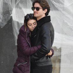 Anna Ferrer, abrazada a su novio en el funeral de su abuela