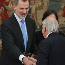 El Rey Felipe saluda a Valentín Fuster en los Premios Nacionales de Investigación 2019
