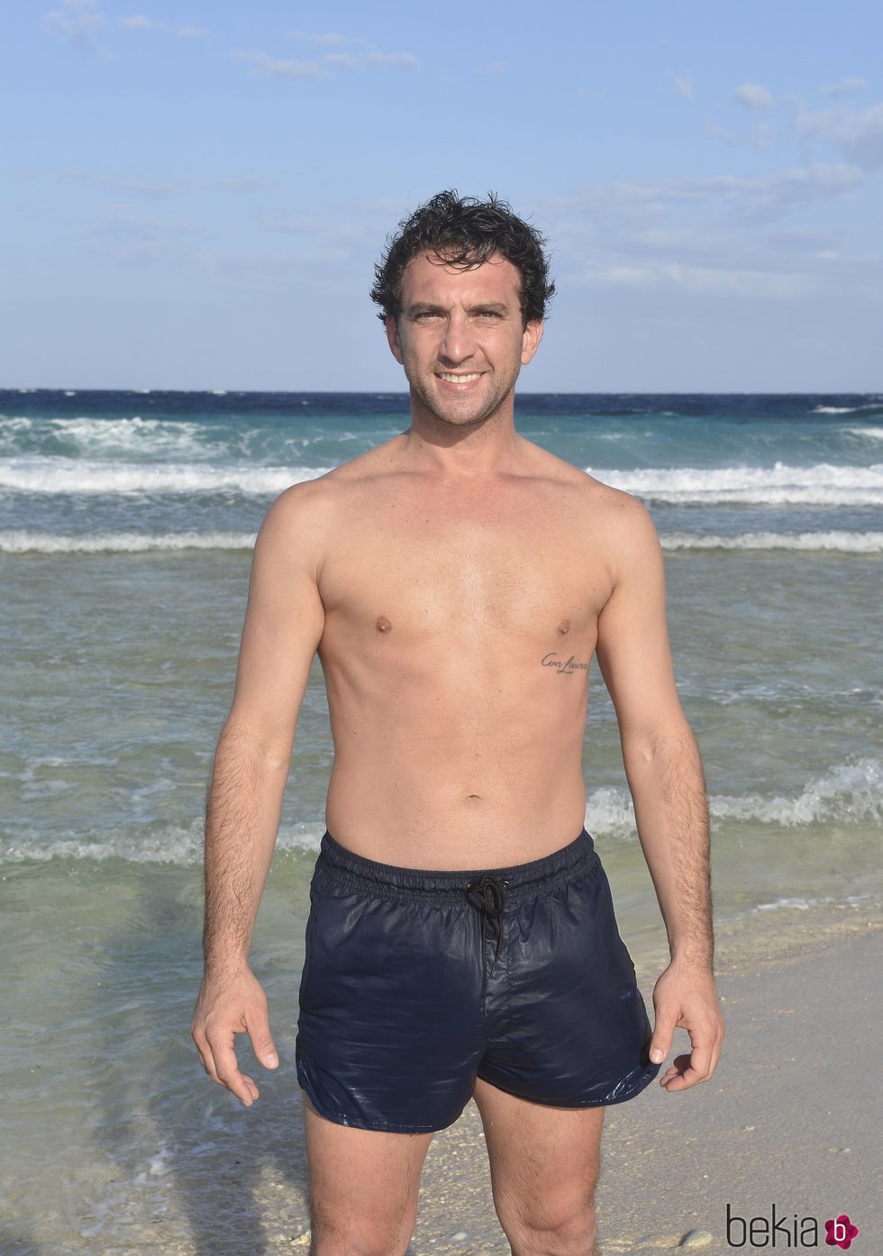 Antonio Pavón en la playa en la foto oficial de 'Supervivientes 2020'