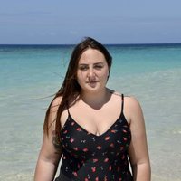Rocío Flores posando en la playa en la foto oficial de 'Supervivientes 2020'