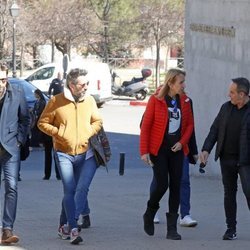 Víctor Sandoval con David Vallderas y Raúl Prieto llegando a la capilla ardiente de su padre Raimundo