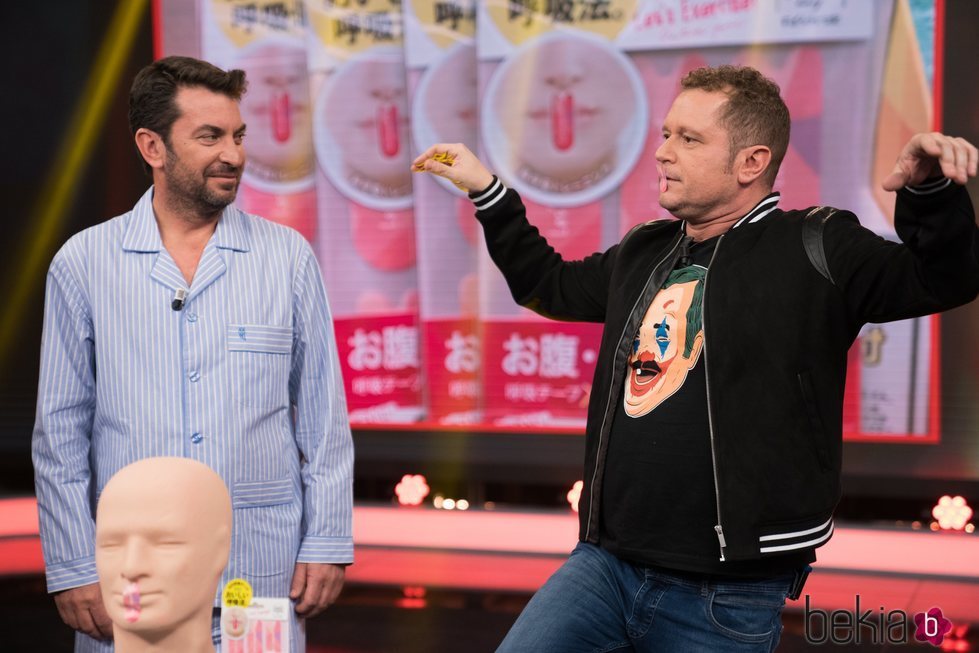 Arturo Valls con El Monaguillo en 'El Hormiguero'