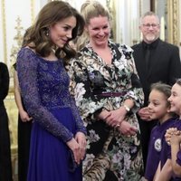 Kate Middleton con unos niños en el 25 aniversario de Place2Be en Buckingham Palace