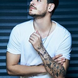 Cepeda posando para una imagen promocional