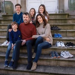 Federico y Mary de Dinamarca con sus hijos Christian, Isabel, Vicente y Josefina durante el confinamiento por el coronavirus