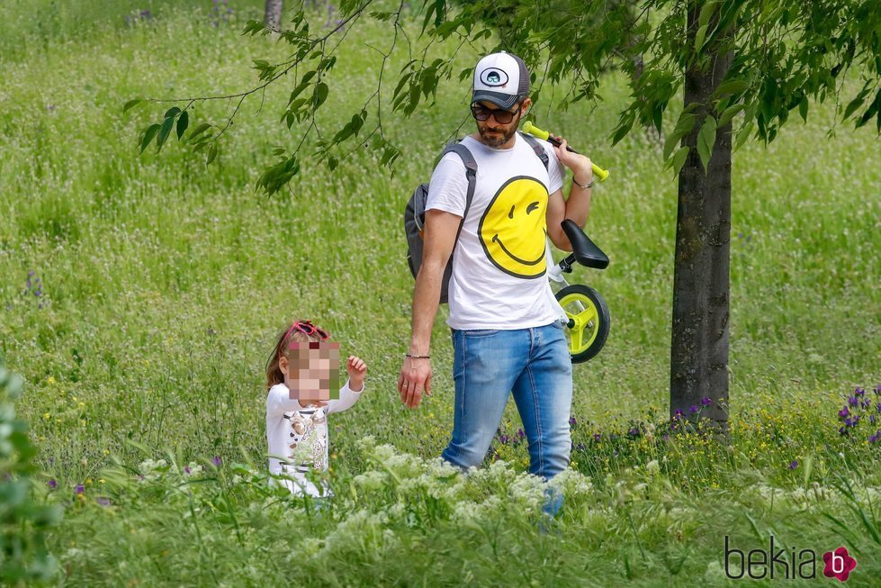 Roberto Leal paseando con su hija Lola en el primer día de paseos del confinamiento