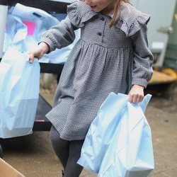 La Princesa Carlota en la entrega de alimentos a personas mayores durante el confinamiento