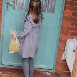 La Princesa Carlota llamando a una puerta para entregar comida durante el confinamiento