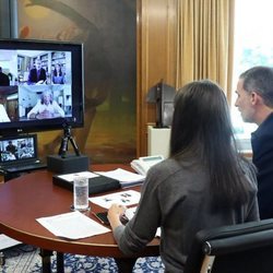 Los Reyes Felipe y Letizia reunidos con David Bisbal, Miguel Poveda y José Mercé mediante videocoferencia