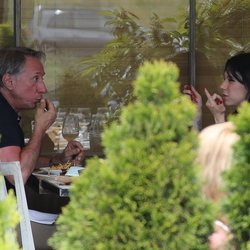 Alejandra Rubio y su padre Alejandro comiendo juntos en la Fase 1 de la desescalada