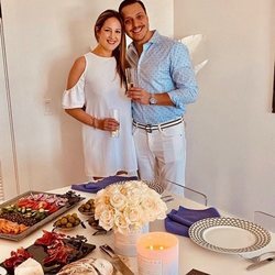 Theodora de Grecia y Matthew Kumar en una celebración