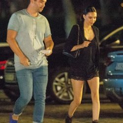 Alejandra Rubio con un amigo paseando por Madrid
