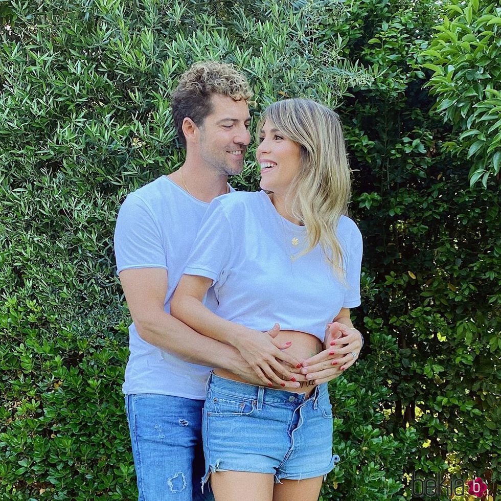 David Bisbal y Rosanna Zanetti posan anunciando el sexo de su segundo hijo en común