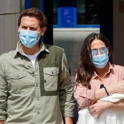 Malú y Albert Rivera con su hija Lucía a las puertas del hospital