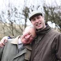 El Príncipe Carlos y el Príncipe Guillermo abrazados durante un día juntos en Sandringham