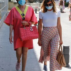 Mila Ximénez y su hija Alba acudiendo al hospital