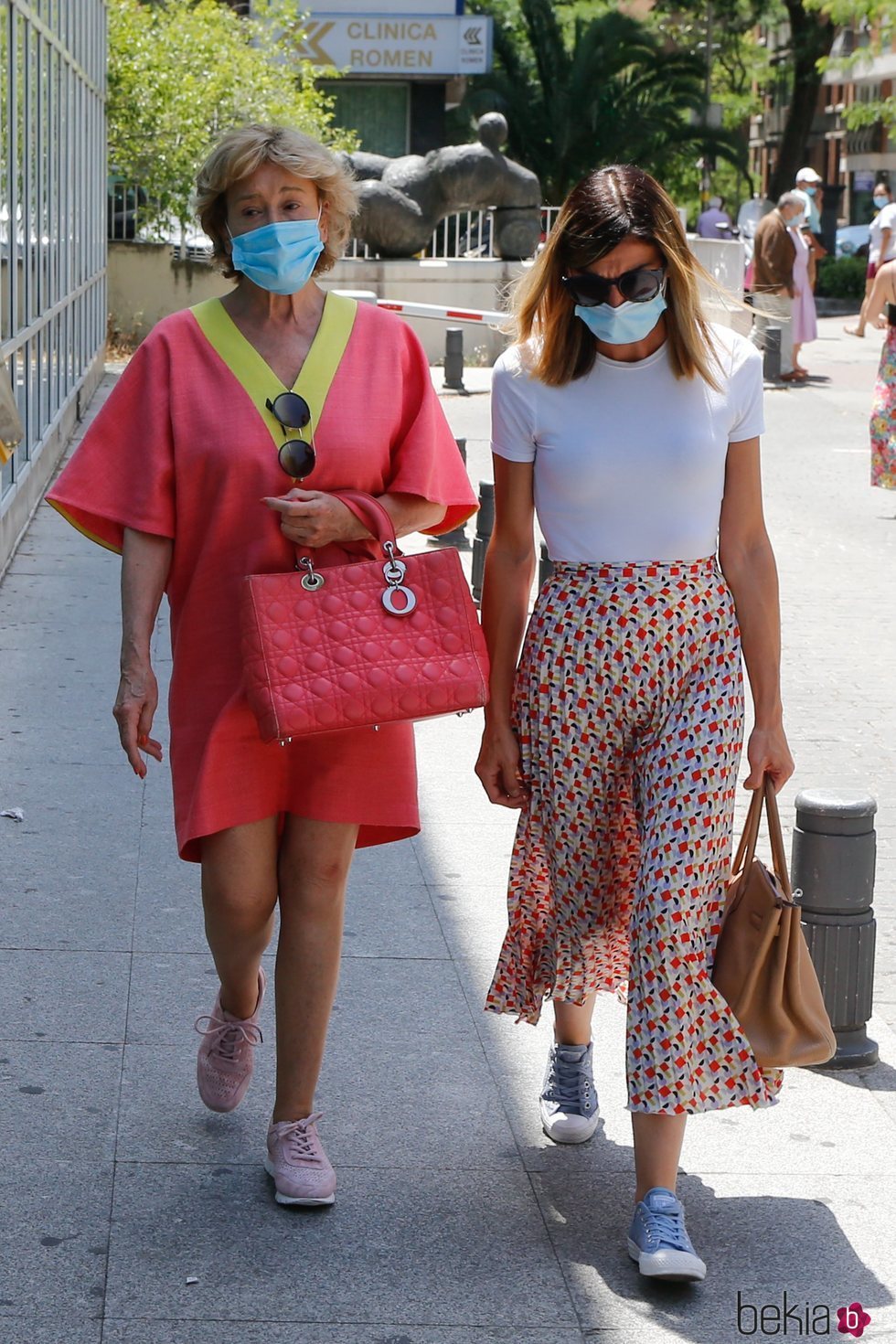 Mila Ximénez y su hija Alba acudiendo al hospital