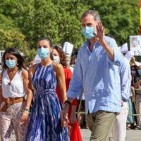 Los Reyes Felipe y Letizia con mascarilla en el Polígono Sur de Las Tres Mil Viviendas de Sevilla