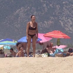 Raquel Revuelta con sus hijos en las playas de Cádiz