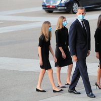Los Reyes Felipe y Letizia con sus hijas, la Princesa Leonor y la Infanta Sofía, en el funeral por las víctimas del coronavirus