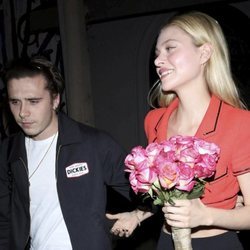 Brooklyn Beckham y Nicola Peltz saliendo de cenar de un restaurante de Los Ángeles