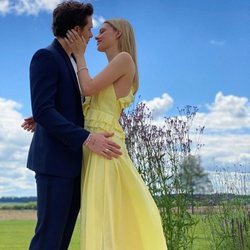 Brooklyn Beckham y Nicola Peltz anunciando su compromiso