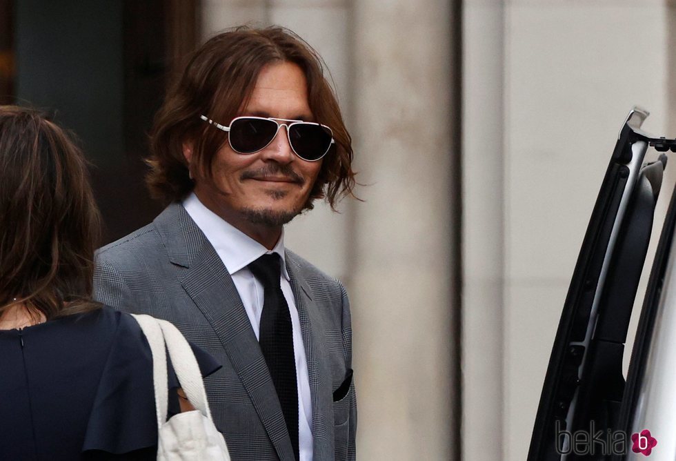 Johnny Depp saliendo del juzgado