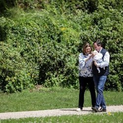 Guillermo y Stéphanie de Luxemburgo pasean con su hijo Carlos de Luxemburgo