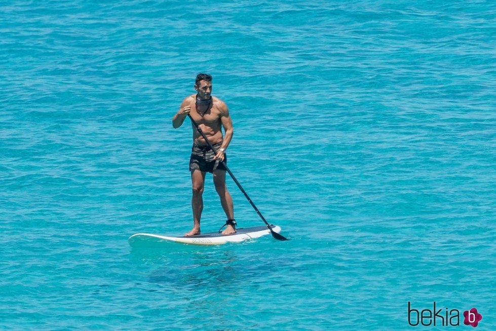 Jesús Vázquez haciendo paddle surf en Formentera
