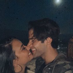 Demi Lovato y Max Ehrich haciéndose un selfie besándose