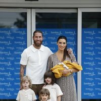 Sergio Ramos y Pilar Rubio presentan a Máximo Adriano junto a sus tres hijos