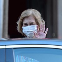 La Reina Sofía saludando durante unas compras en Palma de Mallorca