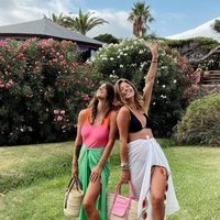 Laura y Anita Matamoros posando juntas en sus vacaciones a Tarifa