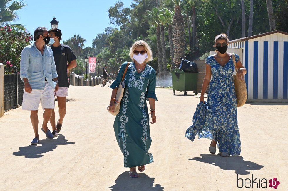 Eugenia Martínez de Irujo, Tana Rivera, su novio y Narcís Rebollo de vacaciones en Marbella