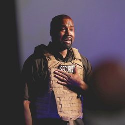 Kanye West llorando durante un mitin político durante su campaña a Presidente de los Estados Unidos 2020