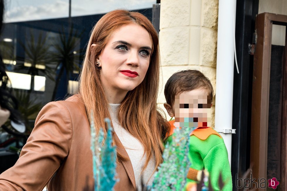 Beatriz Trapote con su hijo pequeño en brazos