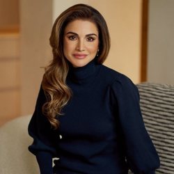 Rania de Jordania, posando de manera informal con motivo de su 50 cumpleaños