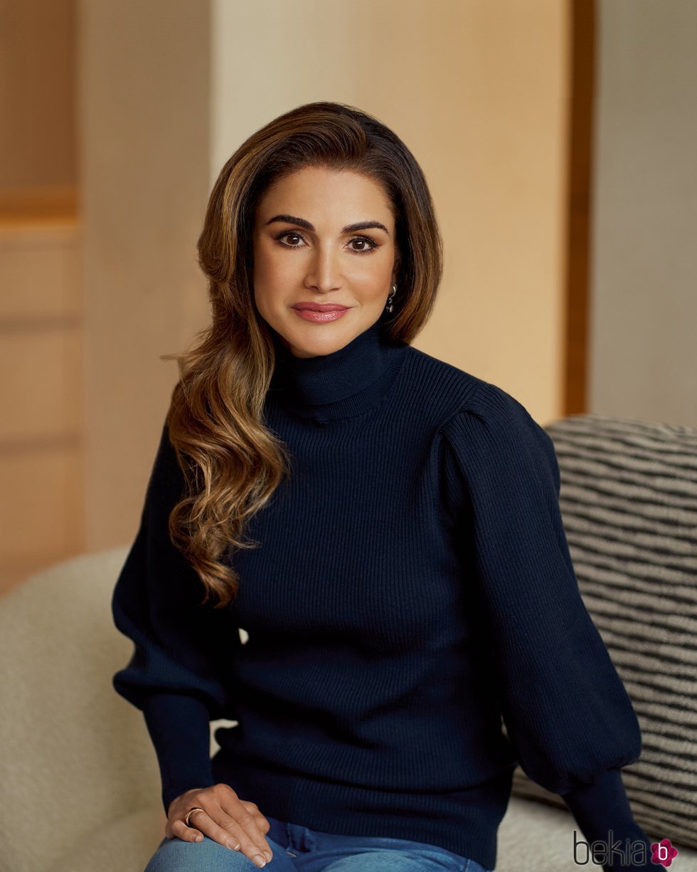 Rania de Jordania, posando de manera informal con motivo de su 50 cumpleaños