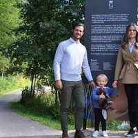 Carlos Felipe de Suecia y Sofia Hellqvist con su hijo Gabriel de Suecia en Dalarna