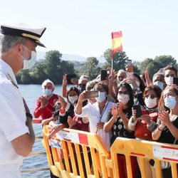El Rey Felipe saludando a los vecinos de Tui en su visita a la Comandancia Naval del Miño