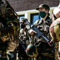 La Princesa Isabel de Bélgica, armada en su primer entrenamiento militar