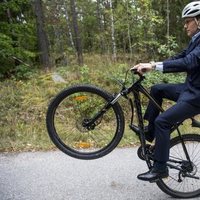 Daniel de Suecia hace piruetas con la bici en una escuela en Suecia