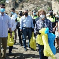 La Reina Sofía recogiendo residuos en una playa malagueña
