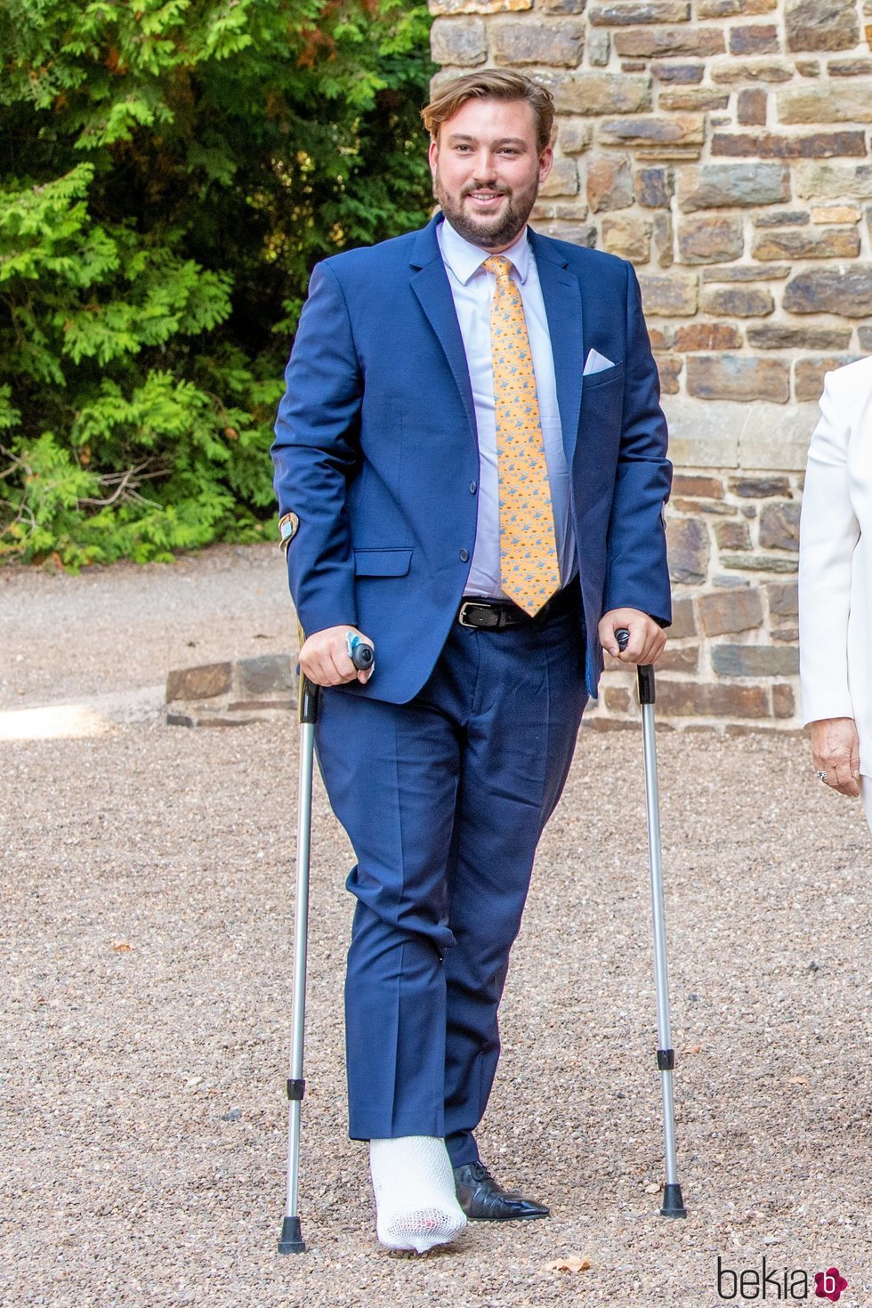 Sebastián de Luxemburgo con muletas en el bautizo de Carlos de Luxemburgo