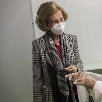 La Reina Sofía habla con una trabajadora del Banco de Alimentos de Albacete