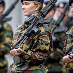Isabel de Bélgica con un arma en su instrucción militar