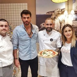 Can Yaman revoluciona una pizzería de Milán