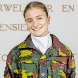 Isabel de Bélgica en la apertura del curso de la Real Academia Militar en Bruselas